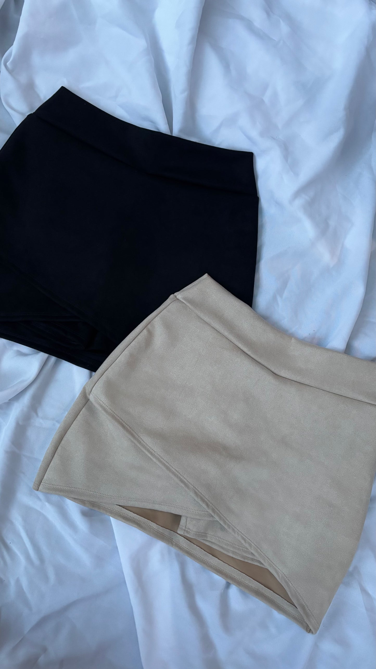 Falda Short Cruzada Gamuza